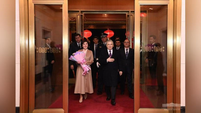 'Prezident rafiqasi bilan Xitoyga etib bordi'ning rasmi