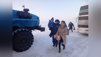 Изрображение 'В Казахстане эвакуировали 64-х узбекистанцев из автобуса, сломавшегося на трассе (видео)'