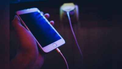 Изрображение 'В России парень умер от удара током через поврежденный провод для зарядки телефона'