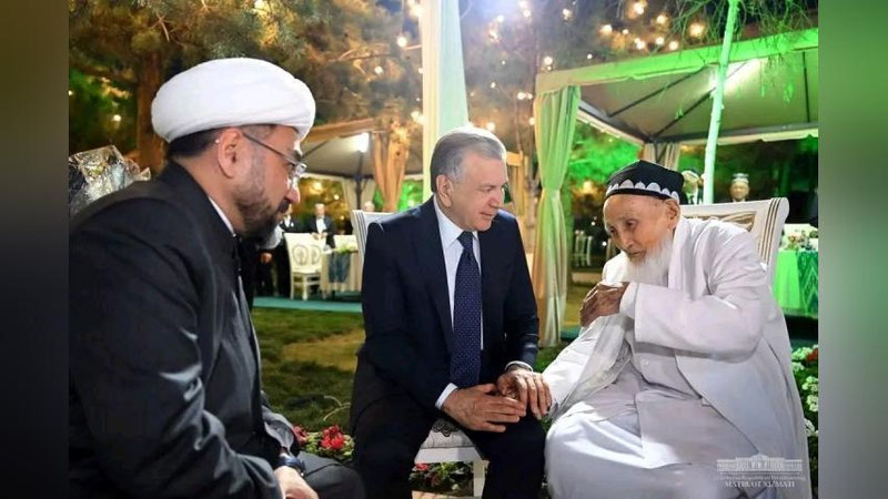 'Prezident 108 yoshli otaxonga "Traverse" avtomashinasini tuhfa qildi (foto)'ning rasmi