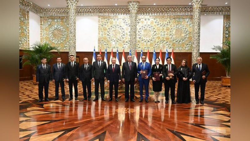 'O`zbekistonning 4 nafar san`atkoriga "Tojikiston xalq hofizi" unvoni berildi'ning rasmi