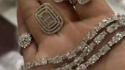 '"G`ishtko`prik" chegara postiga kirib kelgan avtobusda 59 kglik zargarlik buyumlari aniqlandi (video)'ning rasmi