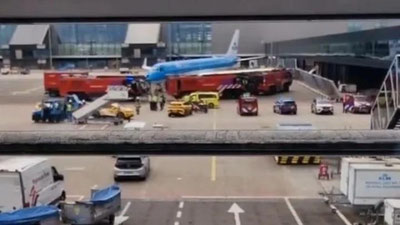 Изрображение 'В аэропорту в Амстердаме мужчину засосало в двигатель самолета'
