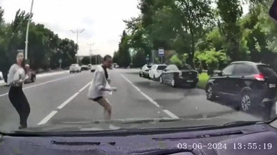 Изрображение 'В Ташкенте водитель "Кобальта" сбил девушку: произошедшее попало на видеорегистратор'