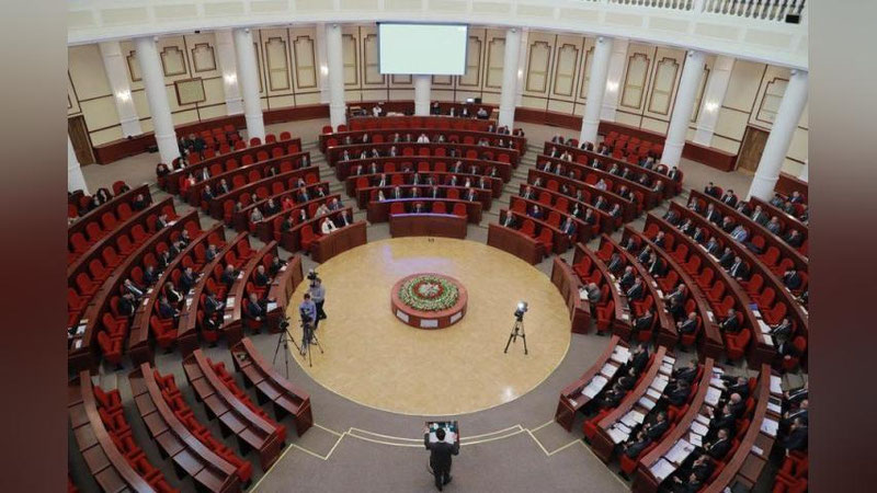 'Endi majlisda qatnashmagan deputatlar ishdan bo`shatiladi'ning rasmi