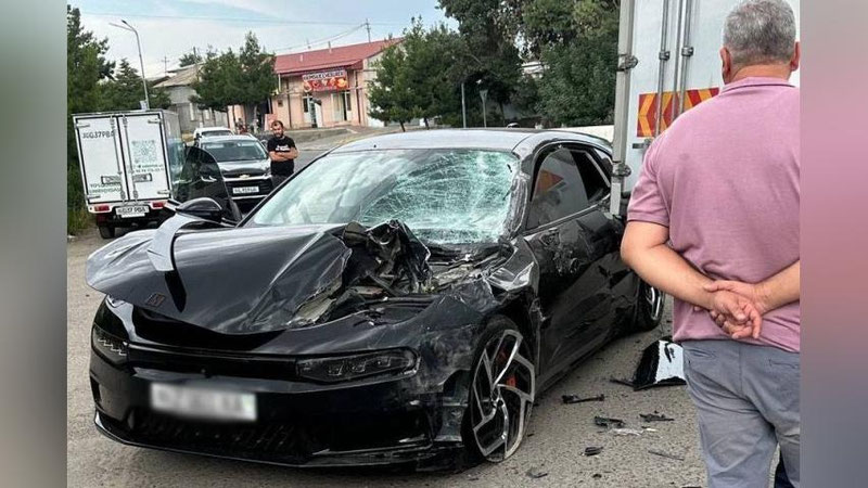 Изрображение 'Работник автомойки разбил дорогой автомобиль клиента в Самарканде (видео)'