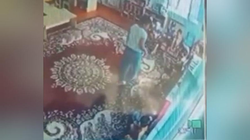 'Ohangarondagi bog`chada tarbiyachi ayol yosh bolani kaltakladi'ning rasmi