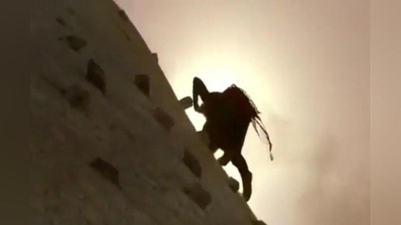 'Buxoro "ARK" devoriga chirmashib chiqib, klipga tushgan erkak jarimaga tortildi (video)'ning rasmi