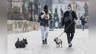'Chexiyada aholiga bir vaqtning o`zida ikkita niqob kiyish shart qilib belgilandi'ning rasmi