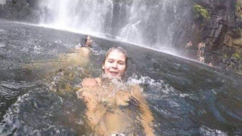 Nadya anal mushtlashni yaxshi koradi