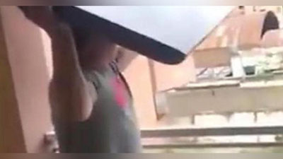'Terma jamoaning mag`lubiyatidan alamga to`lgan muxlis televizorni balkondan pastga tashlab yubordi (Video)'ning rasmi