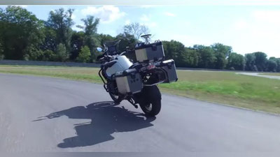 'BMW haydovchisiz harakatlanadigan motosikllarni ishlab chiqarishni yo`lga qo`ydi (Video)'ning rasmi