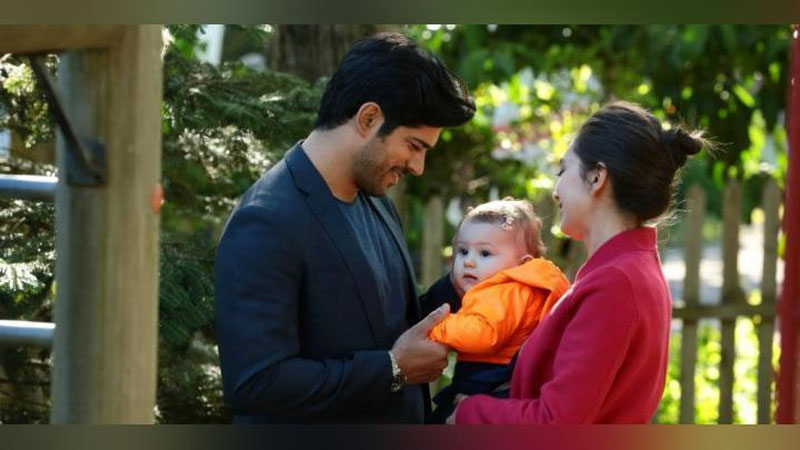 'Камол ва Ниҳоннинг қизи Дениз! Сериалнинг кадр ортида қолган лавҳалари билан танишинг (фото+видео)'ning rasmi