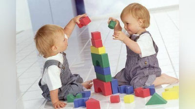 'Egizaklar ota-onasining bag`riga qaytarildi 'ning rasmi