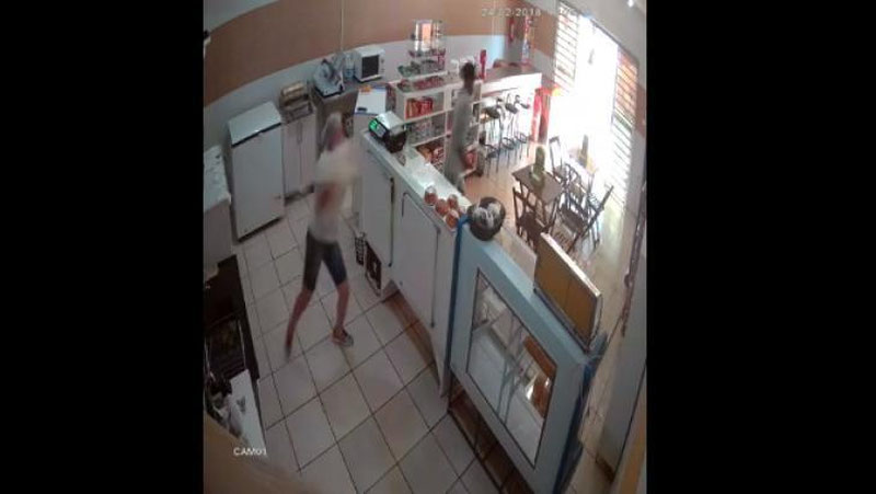 Изрображение 'БРАЗИЛЬСКАЯ УБОРЩИЦА ОТБИЛАСЬ ОТ ГРАБИТЕЛЯ ВЕДРОМ С ВОДОЙ (ВИДЕО)'