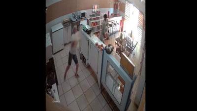 Изрображение 'БРАЗИЛЬСКАЯ УБОРЩИЦА ОТБИЛАСЬ ОТ ГРАБИТЕЛЯ ВЕДРОМ С ВОДОЙ (ВИДЕО)'