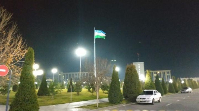 'Байрам арафасида Самарқандда улкан байроқ ўрнатилди (фото)'ning rasmi