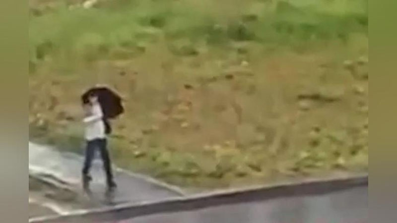 Изрображение 'В подмосковной Балашихе разряд молнии убил мужчину (видео, 18+)'
