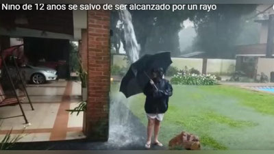 Изрображение 'МАТЬ ЕДВА НЕ СТАЛА ОЧЕВИДЦЕМ ГИБЕЛИ СЫНА ОТ УДАРА МОЛНИИ (ВИДЕО)'