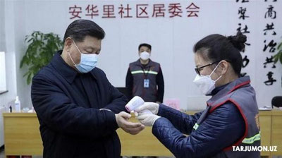 'Xitoy rahbari tekshiruvdan o`tdi, u epidemiya tarqalgandan beri ilk bor ommaga ko`rinish berdi'ning rasmi