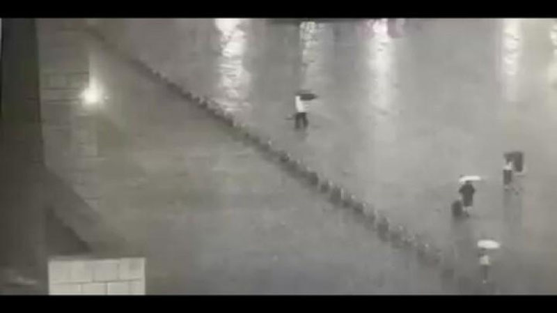 Изрображение 'В Китае молния ударила в двух людей на вокзале (видео)'