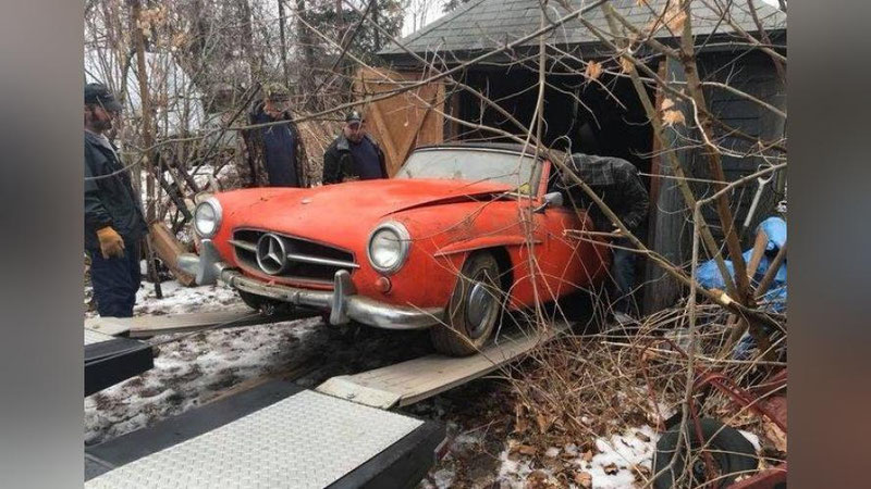 'Tashlandiq omborxonadan minilmagan eski Mercedes topildi (Foto) 'ning rasmi
