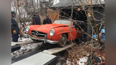 'Tashlandiq omborxonadan minilmagan eski Mercedes topildi (Foto) 'ning rasmi