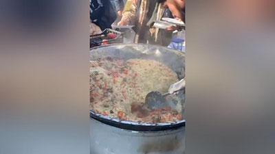 Изрображение 'Узбекистанцы в Турции готовят и раздают плов в зоне стихийного бедствия (видео)'