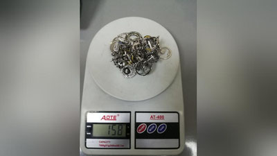 '​Shokoladlar orasiga yashirilgan kumush taqinchoqlar fosh etildi'ning rasmi