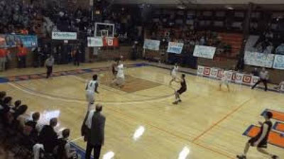 'АҚШда мактаб ўқувчиси баскетбол матчида маҳаллий “юлдуз”га айланди (Видео)'ning rasmi