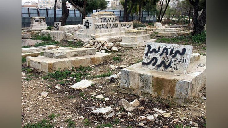 'Yahudiylar ishg`ol qilingan Sharqiy Quddusdagi musulmonlar qabristonini tahqirlamoqda'ning rasmi