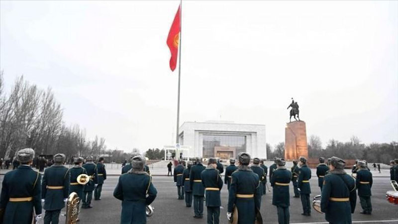 'Bishkekning bosh maydonida yangi bayroq ko`tarildi'ning rasmi