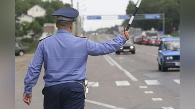 'Surxondaryolik haydovchi YHXB xodimini avtomobilida 10 metr masofaga sudrab ketdi'ning rasmi