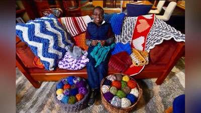 '11 yoshli bolakay kiyim to`qishda mahoratli buvijonlarni ham ortda qoldiradi (Video) 'ning rasmi