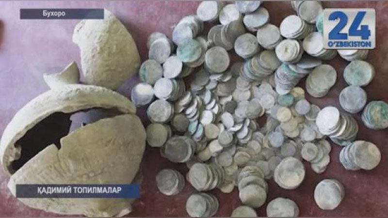 '​BUXOROLIK FUQARO O`Z UYIDAN BIR XUM KUMUSh TANGA TOPDI'ning rasmi