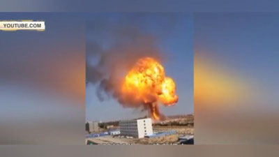 Изрображение 'ОГНЕННЫЙ ГРИБ: МОЩНЫЙ ВЗРЫВ ГРУЗОВИКА С ТОПЛИВОМ В КИТАЕ ПОПАЛ НА ВИДЕО'