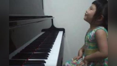 '3 yoshli qizaloq Iogann Bax asarlarini ijro etadi (Video) 'ning rasmi