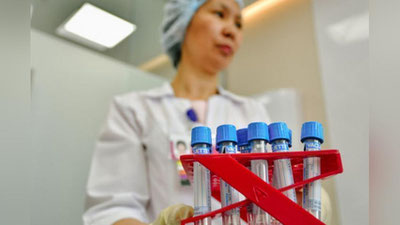 'Qozog`istonda ko`ngillilarni koronavirusga qarshi mahalliy vaksina bilan emlash boshlandi'ning rasmi