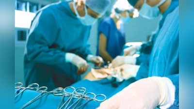 'Андижонда шифокорлар хатоси сабаб аёл қорнида салфетка қолиб кетган'ning rasmi