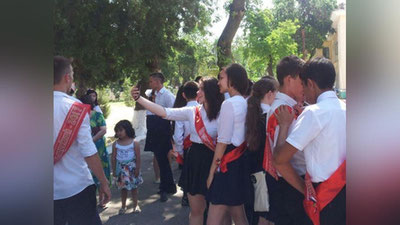 Изрображение 'ВЫПУСКНИКИ ДЕВЯТЫХ КЛАССОВ ПОПРОЩАЛИСЬ СО ШКОЛОЙ (ФОТО)'