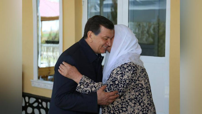 Изрображение 'НАРОДНЫЙ ПРЕЗИДЕНТ: "С ГАЛСТУКОМ И БЕЗ" (ФОТО)'