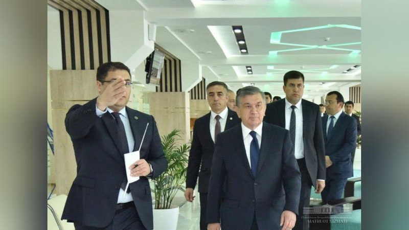 'Шавкат Мирзиёев Наманган шаҳар давлат хизматлари маркази фаолияти билан танишди (фото)'ning rasmi