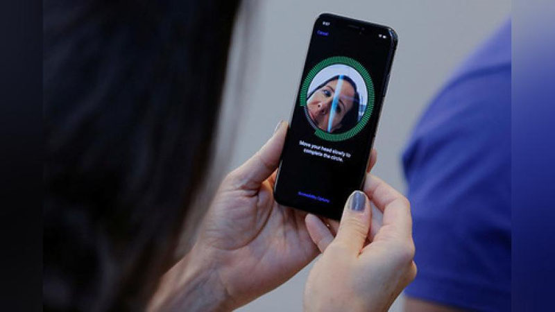 'iPhone X smartfoni egalari korpus va displey oralig`iga soch-soqollari ilinib qolayotganidan shkioyat qilishdi 'ning rasmi