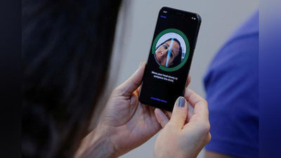 'iPhone X smartfoni egalari korpus va displey oralig`iga soch-soqollari ilinib qolayotganidan shkioyat qilishdi 'ning rasmi