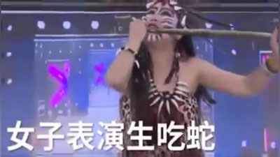 '​Талант-шоу иштирокчиси саҳнада тирик илонни еди  (Видео)'ning rasmi