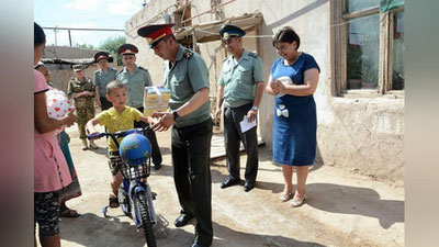 ' Nukuslik Baurjonga qo`mondon velosiped sovg`a qildi'ning rasmi