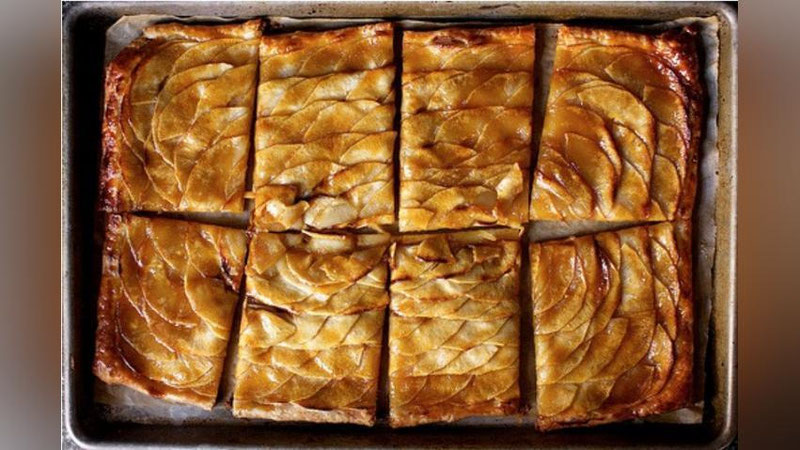 'QIYoM SURTILGAN OLMALI PIROG'ning rasmi