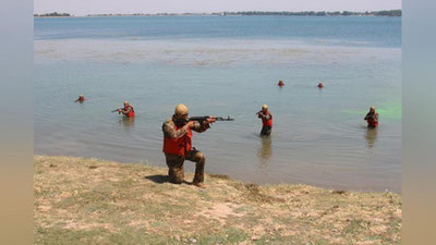 '“Toshkent dengizi” da harbiy xizmatchilarning parashyut bilan suvga sakrash mashqlari bo`lib o`tmoqda'ning rasmi