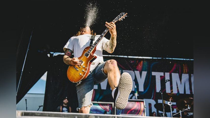 'Gitarachi muxlisaning yuziga pivo puflab yubordi'ning rasmi