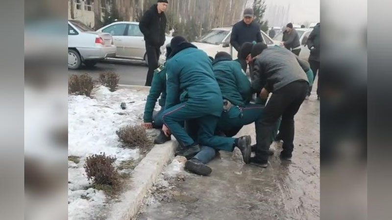 'Andijondagi zapravkada navbatsiz kirishga uringan haydovchi bir necha IIB xodimlari tomonidan ushlandi (video)'ning rasmi